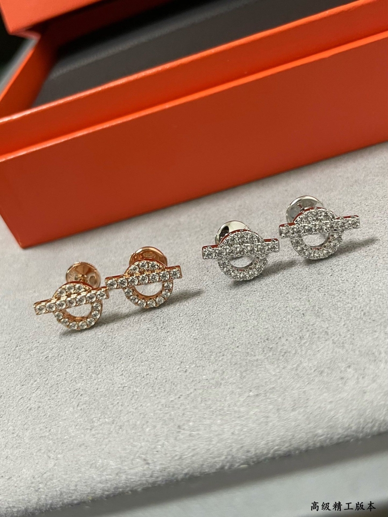 H**me5 earrings